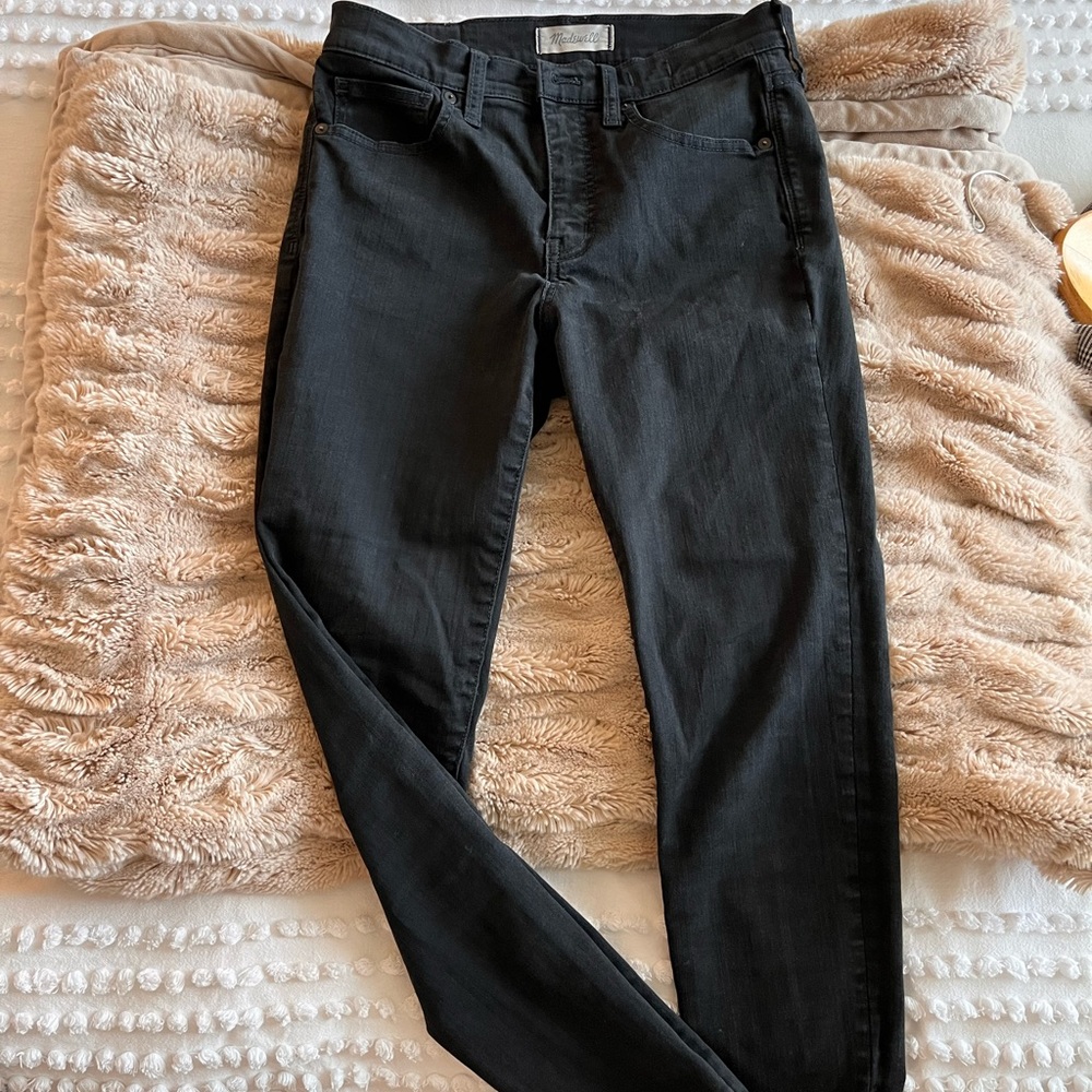 Madewell women’s black jeans. Straight fit. Size 28. Good condition.